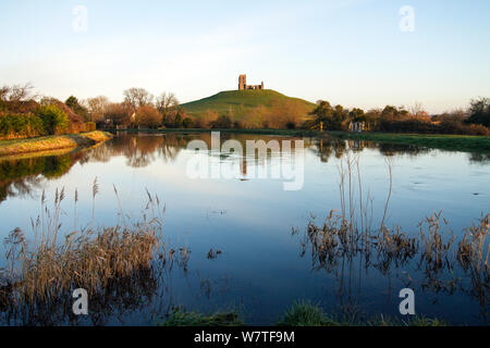 Burrow Mump und seine ruinierte Kirche auf einem Hügel in der Nähe von burrowbridge. Im Vordergrund ein geschwollenen Fluss Parrett auf der rechten Seite ist durch den Fluss Ton auf der linken Seite verbunden. Somerset Levels, Somerset, UK. Januar 2014. Stockfoto