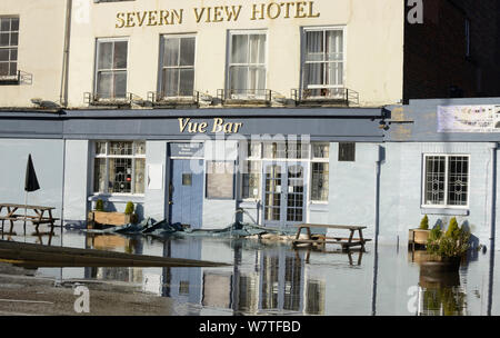 Ansicht des Hochwassers außerhalb des Severn View Hotel, Worcester, England, Großbritannien, Februar 2014. Stockfoto