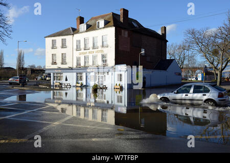 Ansicht des Hochwassers außerhalb des Severn View Hotel, mit einem Auto Erstellen einer Bugwelle durch, Worcester, England, Großbritannien, Februar 2014. Stockfoto