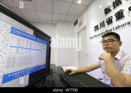 Ein chinesischer Ingenieur präsentiert die Software an Dateien, die durch das Virus''WannaCry'' der Wiederherstellungsschlüssel Labor der Provinz Sichuan in Ch verschlüsselte wiederherstellen Stockfoto