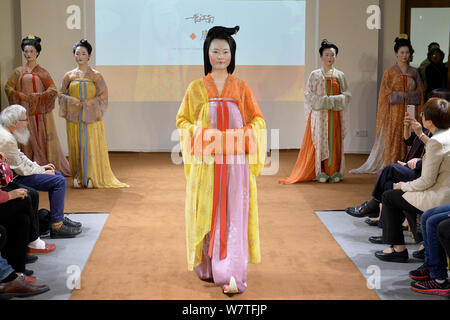 Modelle präsentieren traditionelle chinesische Kostüme in Jiangnan Silk Museum in Nanjing Stadt, im Osten der chinesischen Provinz Jiangsu, 3. Mai 2017. Jiangnan Silk Museum Stockfoto