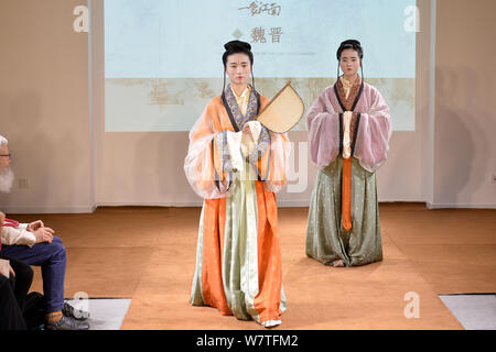 Modelle präsentieren traditionelle chinesische Kostüme in Jiangnan Silk Museum in Nanjing Stadt, im Osten der chinesischen Provinz Jiangsu, 3. Mai 2017. Jiangnan Silk Museum Stockfoto