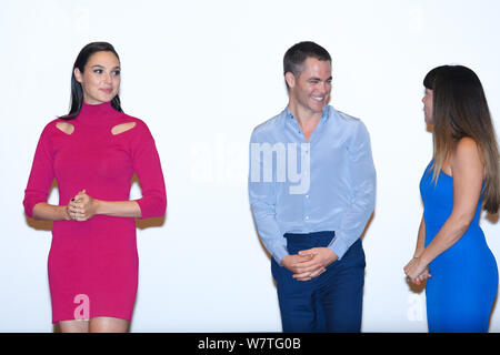 (Von links) Israelische Schauspielerin und Model Gal Gadot, US-amerikanischer Schauspieler Chris Pine und Regisseurin Patty Jenkins besuchen eine Premiere für den Film "Wonder Woman" Stockfoto