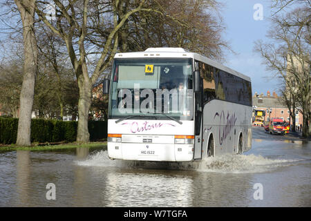 Shuttle Bus durch Hochwasser fahren während der Worcester Datensatz Überschwemmungen, neue Straße, Worcester, England, UK, 13. Februar 2014. Stockfoto