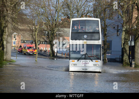 Shuttle Bus mit Rettungswagen und RIB boot Während rekordverdächtige Überschwemmungen, neue Straße, Worcester, England, UK, 13. Februar 2014. Stockfoto
