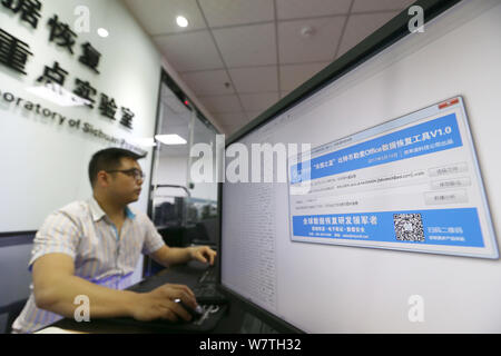 Ein chinesischer Ingenieur präsentiert die Software an Dateien, die durch das Virus''WannaCry'' der Wiederherstellungsschlüssel Labor der Provinz Sichuan in Ch verschlüsselte wiederherstellen Stockfoto
