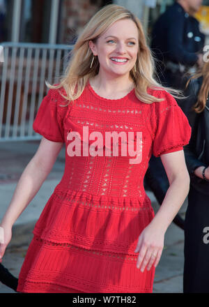 Westwood, der Vereinigten Staaten von Amerika. 06 Aug, 2019. WESTWOOD, LOS ANGELES, Kalifornien, USA - AUGUST 06: Schauspielerin Elisabeth Moss trägt ein Selbstbildnis Kleid, Christian Louboutin Fersen, und Jennifer Meyer Schmuck kommt an der Hulu' die Geschichte der Dienerin" Staffel 3 Finale Feier im Regency Dorf Theater am 6. August 2019 in Westwood, Los Angeles, Kalifornien, USA. (Quelle: Bild Presse Agentur/Alamy leben Nachrichten Stockfoto