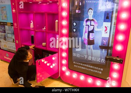 Eine Frau versucht, auf der Kleidung mit Hilfe eines virtuellen 3D-Verschraubung Zimmer in einem Einkaufszentrum in Nanjing, der ostchinesischen Provinz Jiangsu, 8. Mai 2017. Verbraucher versucht, o Stockfoto