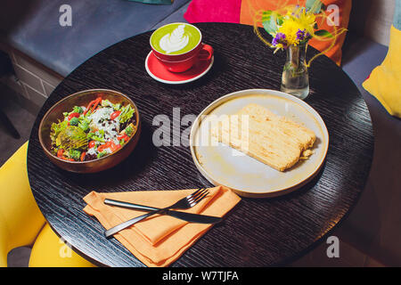 Ein Mittagessen der Japaner auf einen Tisch in einem Restaurant, Grill, Lachs, rainbow Salat, grüne Sojabohnen, Matcha Tee. Stockfoto