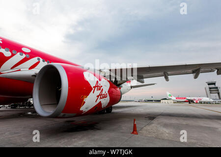 ------ Airbus Passenger Jet von AirAsia ist am Internationalen Flughafen Kuala Lumpur in Kuala Lumpur, Malaysia, 17. September 2013 geparkt. Southea Stockfoto