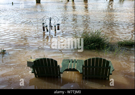 Gartentisch und Stühle mit futterhäuschen im Garten von Februar Fluss Severn Flut 2014 überschwemmt, Upton bei Severn, Worcestershire, England, Großbritannien Stockfoto