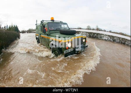 Mercia Rescue Landrover fahren durch Hochwasser Hausbesitzer im Februar 2014 Überschwemmungen zu helfen, 9. Februar 2014. Stockfoto