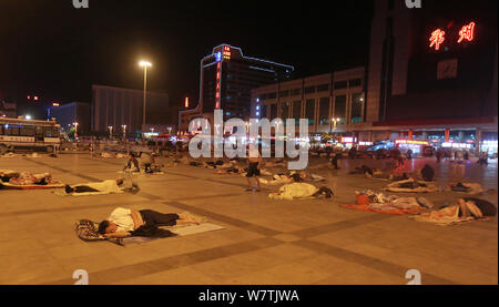 Die Passagiere schlafen auf dem Platz von Zhengzhou Bahnhof in Zhengzhou City, Central China Provinz Henan, 18. Mai 2017. Hunderte von passenge Stockfoto