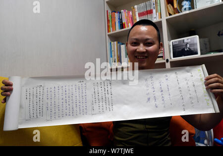 Chinesischer Mann Dai Guohong, der seine Beine aufgrund der schweren Verletzungen von Wenchuan Erdbeben 2008 verursacht amputiert, zeigt Liebe Gedichte, die er seiner Frau S schrieb Stockfoto