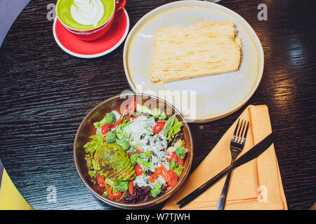 Ein Mittagessen der Japaner auf einen Tisch in einem Restaurant, Grill, Lachs, rainbow Salat, grüne Sojabohnen, Matcha Tee. Stockfoto