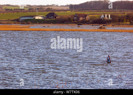 Blick Richtung Cley, mit Überschwemmungen in den Vordergrund vom 6. Dezember Ostküste tidal Surge im Vordergrund verursacht, Cley Sümpfe NWT finden, Norfolk, England, UK, Dezember 2013. Stockfoto