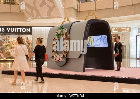 Käufer vorbei eine Handtasche-förmige Showroom während einer Werbekampagne von italienischen Modelabel Miu Miu in Shanghai ifc Mall in Pudong, Shanghai, Stockfoto