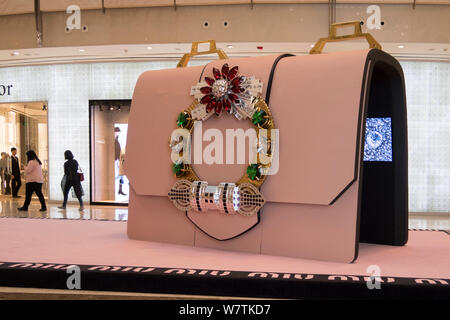 Käufer vorbei eine Handtasche-förmige Showroom während einer Werbekampagne von italienischen Modelabel Miu Miu in Shanghai ifc Mall in Pudong, Shanghai, Stockfoto