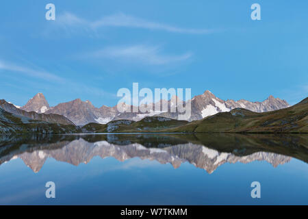 Fenetre See/Lac de Fenetre in den Schweizer Alpen, 2456 m über dem Meeresspiegel. Mont Blanc, Grande Jorasses, Aiguille du Talefre, Aiguille du Triolet und Mont Dolent in Frettchen Tal (Val Ferret) Darüber hinaus. Kanton Wallis, Schweiz. September 2012. Stockfoto