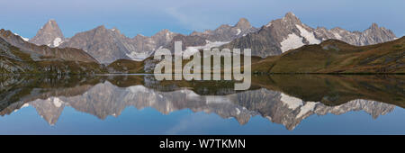 Panoramablick von fenetre See/Lac de Fenetre in den Schweizer Alpen, 2456 m über dem Meeresspiegel. Mont Blanc, Grande Jorasses, Aiguille du Talefre, Aiguille du Triolet und Mont Dolent in Frettchen Tal (Val Ferret) Darüber hinaus. Kanton Wallis, Schweiz. September 2012. Stockfoto