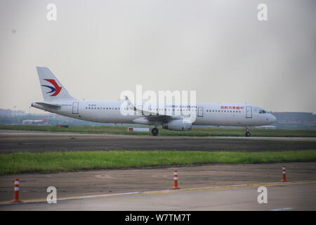 ---- Ein Passagier Jet von China Eastern Airlines landet auf dem internationalen Flughafen Shanghai Pudong in Shanghai, China, 9. August 2016. Shanghai - Bas Stockfoto