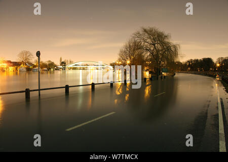 Überflutete Straße in Weybridge entlang der Themse in der Nacht. Surrey, England, 13. Februar 2014. Stockfoto