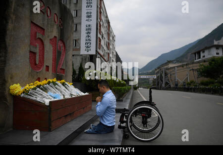 Chinesischer Mann Dai Guohong, der seine Beine aufgrund der schweren Verletzungen von Wenchuan Erdbeben 2008 verursacht amputiert, trauert um die Opfer des 7,9-Größenordnung kann Stockfoto