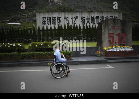 Chinesischer Mann Dai Guohong, der seine Beine aufgrund der schweren Verletzungen von Wenchuan Erdbeben 2008 verursacht amputiert, bereitet sich auf die Opfer des 7,9-ma trauern Stockfoto