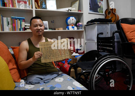 Chinesischer Mann Dai Guohong, der seine Beine aufgrund der schweren Verletzungen von Wenchuan Erdbeben 2008 verursacht amputiert, zeigt Liebe Gedichte, die er seiner Frau S schrieb Stockfoto