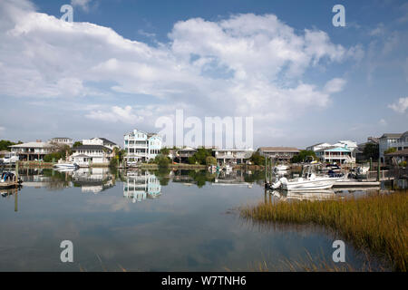 Häuser entlang der Uferpromenade am Wrightsville Beach. North Carolina, USA, Oktober 2013. Stockfoto