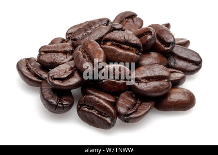Geröstete Kaffeebohnen isoliert auf weißem Hintergrund Stockfoto