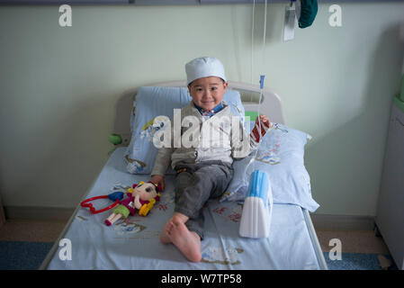 Drei-jährige Chinese Chen Chen wird dargestellt, wie er die Behandlung in einer Kinderklinik in Wuhan City empfängt, der Central China Provinz Hubei, 4. Mai Stockfoto