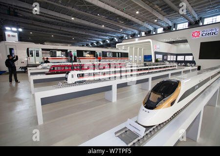 ---- Blick auf Modelleisenbahnen auf Anzeige am Stand von Crrc (China Eisenbahnrollmaterial Corporation) während einer Ausstellung in Changchun Stadt, northea Stockfoto