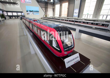 ---- Blick auf Modelleisenbahnen auf Anzeige am Stand von Crrc (China Eisenbahnrollmaterial Corporation) während einer Ausstellung in Changchun Stadt, northea Stockfoto