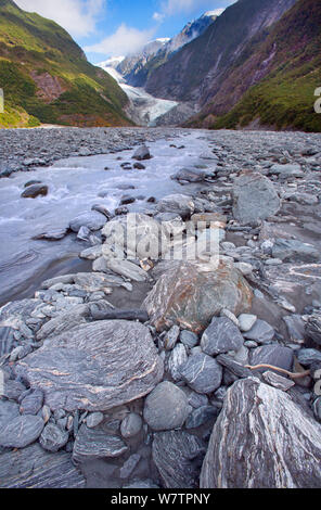 Schmelzwasser aus den Fox Gletscher, Aoraki/Mount Cook National Park, South Island, Neuseeland, Februar 2009 fließen. Stockfoto
