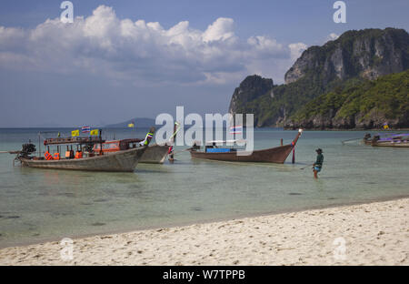 Boote im flachen Wasser mit weit entfernten Rocky Kalksteinfelsen, Railay Resort, Ao Phra Nang, Ko Poda Island, Provinz Krabi, Thailand, Dezember 2011. Stockfoto