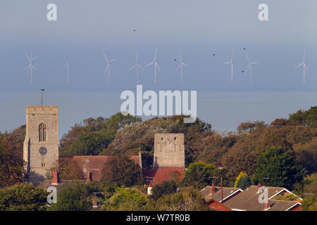 Kirche mit Nordsee Windpark in der Entfernung, Weybourne, Norfolk, Großbritannien, Oktober 2013. Stockfoto