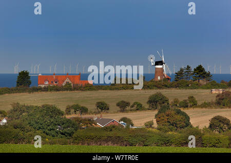 Windmühle und Nordsee Windpark, Weybourne, Norfolk, UK, September 2013. Stockfoto