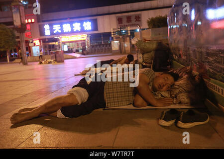 Die Passagiere schlafen auf dem Platz von Zhengzhou Bahnhof in Zhengzhou City, Central China Provinz Henan, 18. Mai 2017. Hunderte von passenge Stockfoto