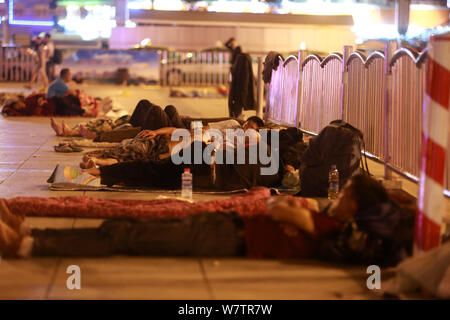 Die Passagiere schlafen auf dem Platz von Zhengzhou Bahnhof in Zhengzhou City, Central China Provinz Henan, 18. Mai 2017. Hunderte von passenge Stockfoto