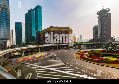 Blick auf das Finanzviertel Lujiazui mit einem kreisförmigen erhöhten Laufsteg in Pudong in Shanghai, China, 14. Mai 2017. Stockfoto