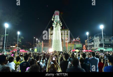 Die Teilnehmer steigen die Brötchen Berg während der Bun rucken Wettbewerb Cheung Chau Bun Festival oder Cheung Chau Da Jiu Festival auf Th zu feiern. Stockfoto