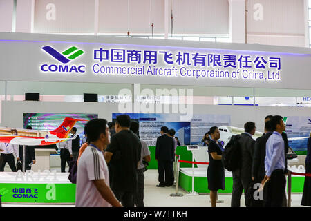 ---- Leute besuchen Sie den Stand von COMAC (Commercial Aircraft Corporation von China) während einer Ausstellung in Zhuhai City, South China Guangdong provin Stockfoto