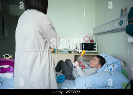 Drei-jährige Chinese Chen Chen wird dargestellt, wie er die Behandlung in einer Kinderklinik in Wuhan City empfängt, der Central China Provinz Hubei, 4. Mai Stockfoto