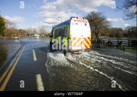 Polizei van Fahren durch Februar 2014 Überschwemmungen. Chertsey, Surrey, England, UK, 16. Februar 2014. Stockfoto