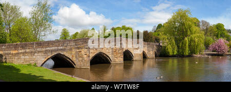 Fünf-gewölbte Brücke über den Fluss Wye in Bakewell, der im 13. Jahrhundert gebaut. Bakewell, Peak District National Park, UK, Mai 2013. Stockfoto