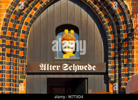 Die Altstadt von Wismar in Norddeutschland, Fassade mit einer Skulptur alter Schwede Stockfoto