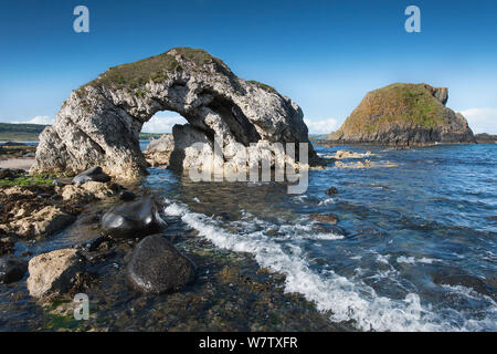 Natürliche Torbogen, Causeway Coast, County Antrim, Nordirland, Großbritannien, September 2013. Stockfoto