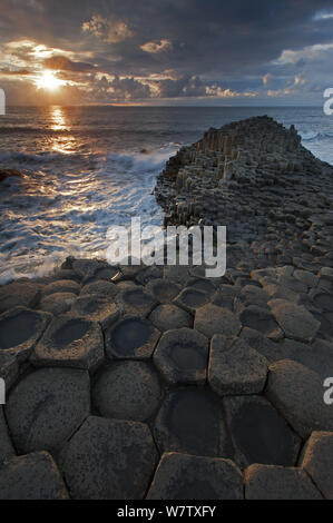 Sonnenuntergang über dem Meer bei Giant's Causeway, Causeway Coast, County Antrim, Nordirland, Großbritannien, September 2013. Stockfoto