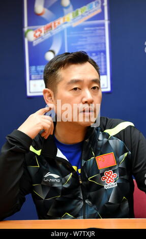 ---- Kong Linghui, Headcoach des Chinesischen Nationalen Frauen Tischtennis Team, nimmt an einer Pressekonferenz in Hongkong, China, 11. April 2016. C Stockfoto